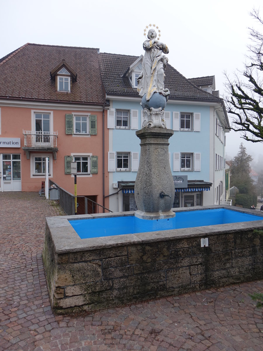 Bonndorf, Brunnen mit Statue in der Schweizer Strae (25.12.2018)