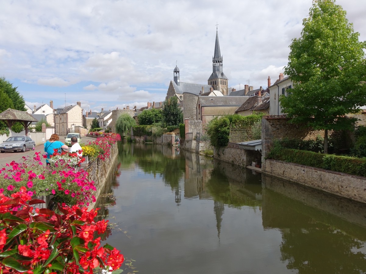 Bonneval, Ausblick von der Loir Brcke auf die Altstadt (18.07.2015)