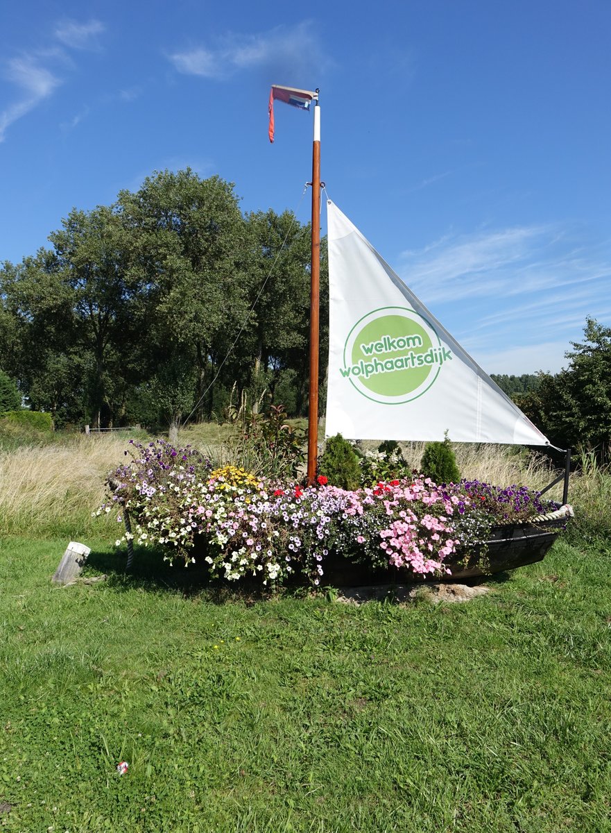 Boot mit Blumenschmuck am Ortseingang von Wolphaartsdijk (25.08.2016)