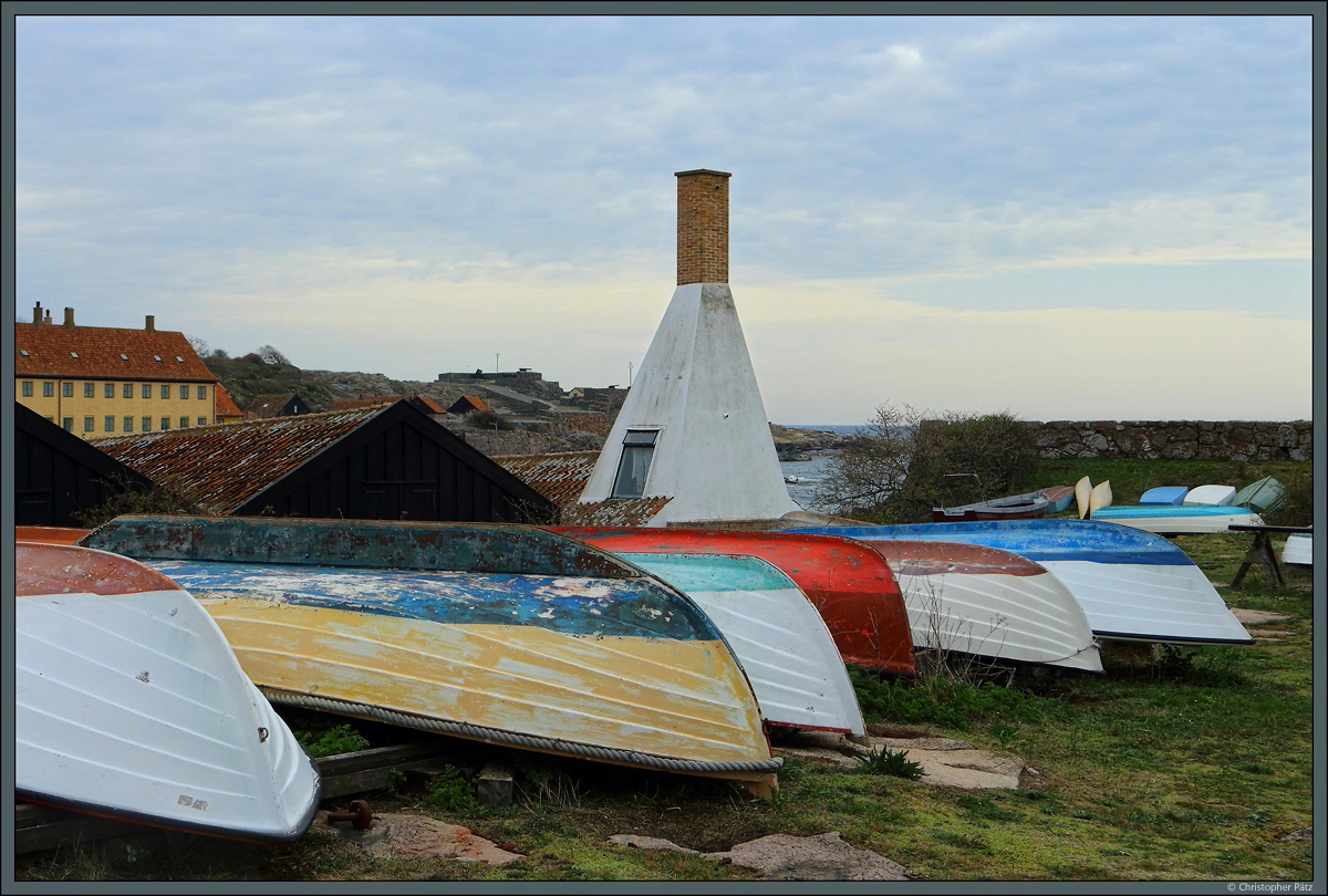 Boote und ein alter Rucherofen auf Frederiks. (24.04.2019)