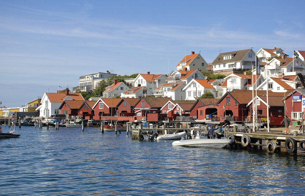 Bootshuser am Hafen in Fjllbacka - Schweden.  Der Fischerort war schon frh als Badeort bekannt. Die Schauspielerin Ingrid Bergman machte dort regelmig Urlaub.
Aufbnahme: 1. August 2017.