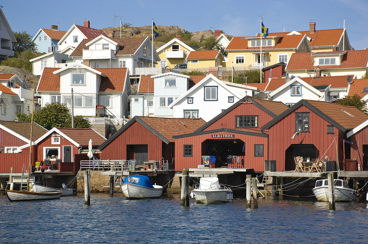 Bootshuser am Hafen in Fjllbacka. Die Ortschaft gehrt zu den touristisch bekannten Orten an der schwedischen Westkste

Aufnahme: 1. August 2017.