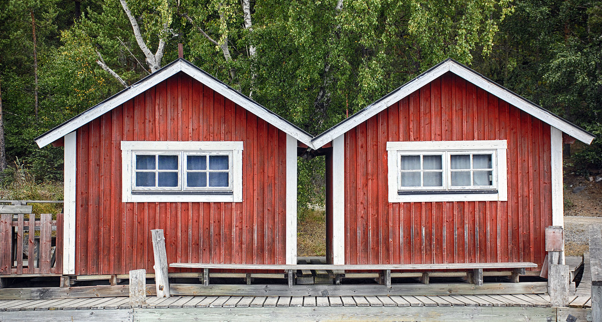 Bootshäuser im Dorf Alsvik auf der Insel Svartsö im Stockholmer Schärenhof. Aufnahme. 26. Juli 2017. 
