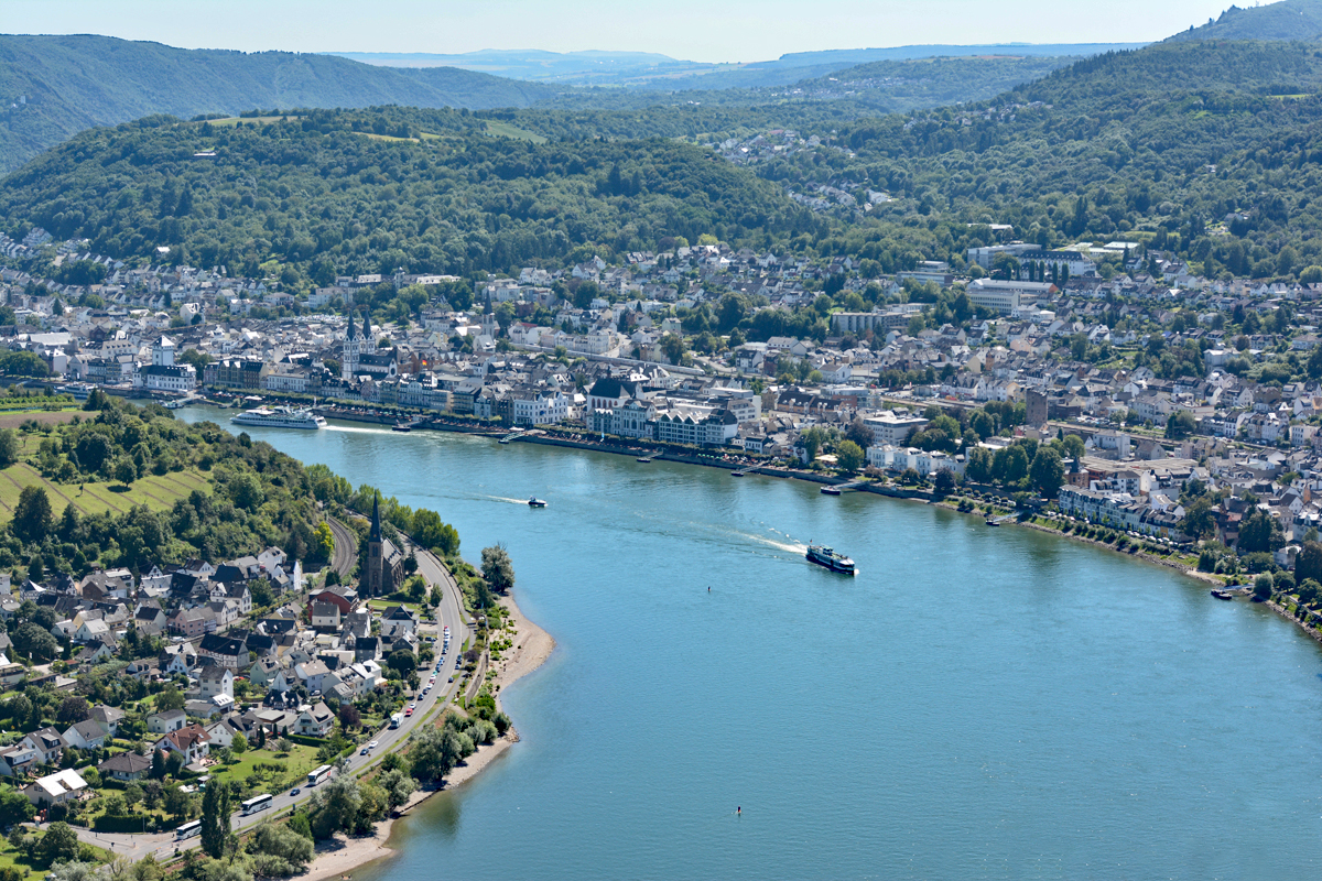 Boppard (Rhein-Hunsrck-Kreis) und links Filsen (Rhein-Lahn-Kreis) am Rhein - 23.08.2016