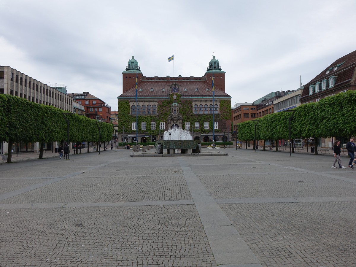 Boras, Rathaus am Hauptmarkt, erbaut 1910 von Ivar Tengbom und Ernst Torulf, vor dem Rathaus steht der Brunnen der 7 Bezirke von 1941 (13.06.2015)