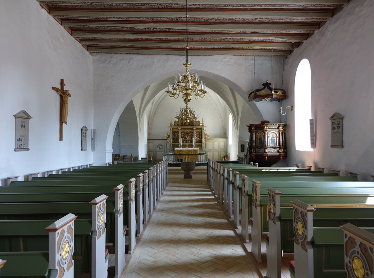 Borbjerg, Innenraum der romanischen Ev. Kirche, Kanzel von 1625, Altar 17. Jahrhundert (25.07.2019)