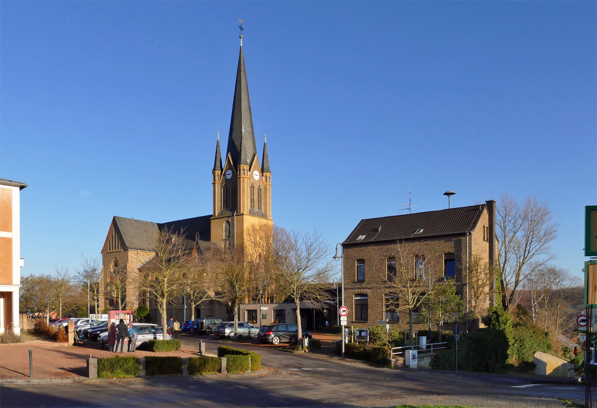 Bornheim-Brenig im SU-Kreis mit dem Gundula-Claen-Platz und der St. Evergislus-Kirche - 01.01.2020