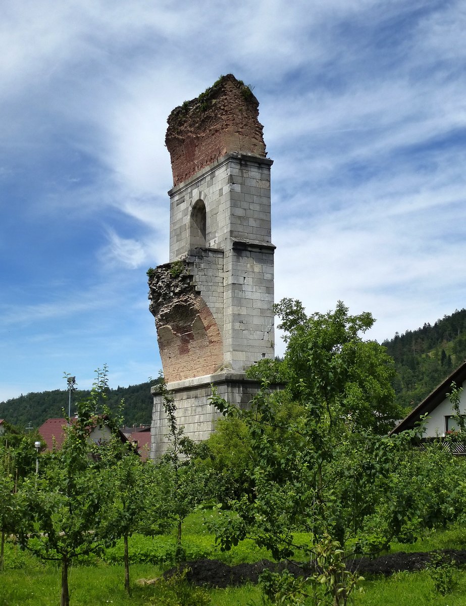 Borovnica (Franzdorf), dieser als Denkmal stehengebliebene Pfeiler erinnert an das Eisenbahnviadukt von Franzdorf, das 561m lange, doppelstöckige  schönste Viadukt Europas  wurde im II.Weltkrieg zerstört, Juni 2017