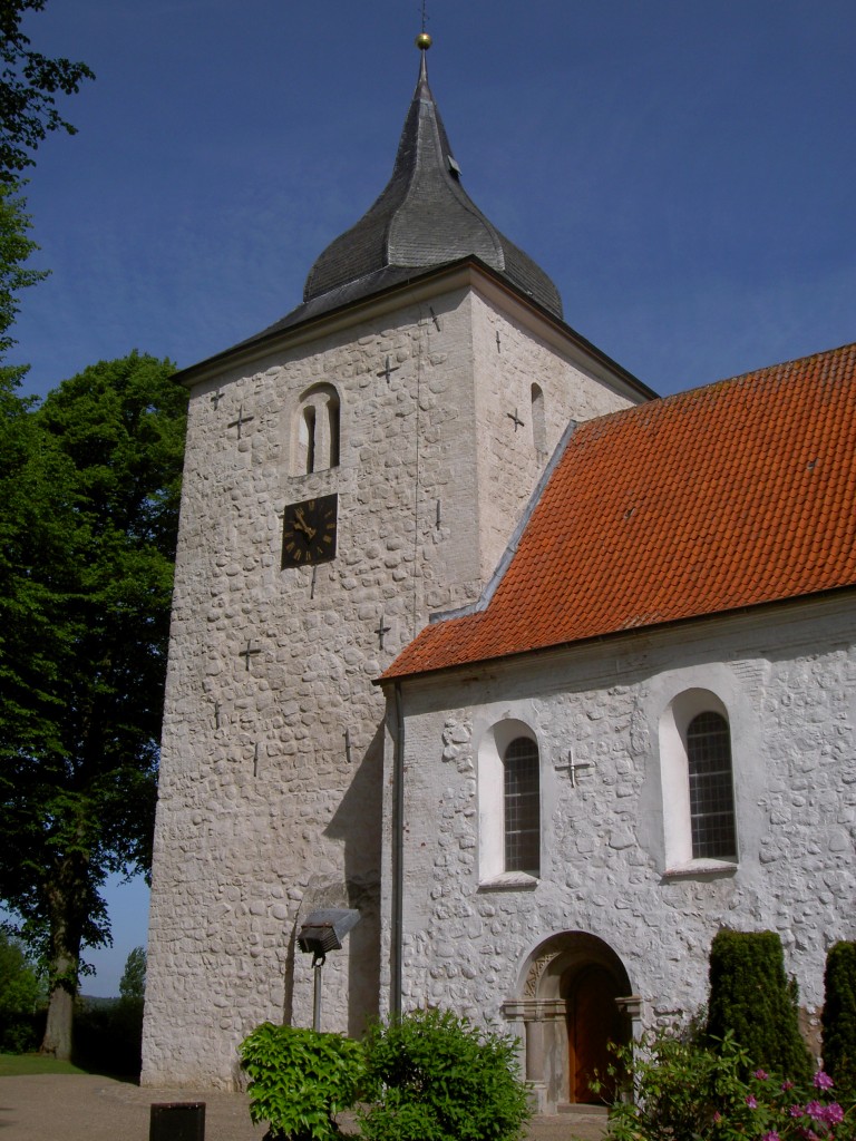 Bosau, St. Petri Kirche, erbaut von 1151 bis 1152 durch Bischof Vicelin, Feldsteinkirche, Turm mit geschweiften Barockhelm (23.05.2011)