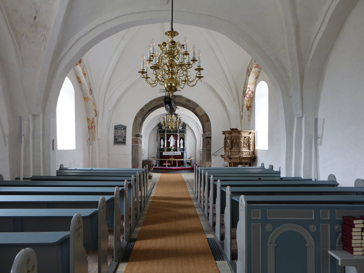 Bostrup, Kanzel von 1634 und romanischer Taufstein in der Ev. St. Mogens Kirche (22.07.2019)