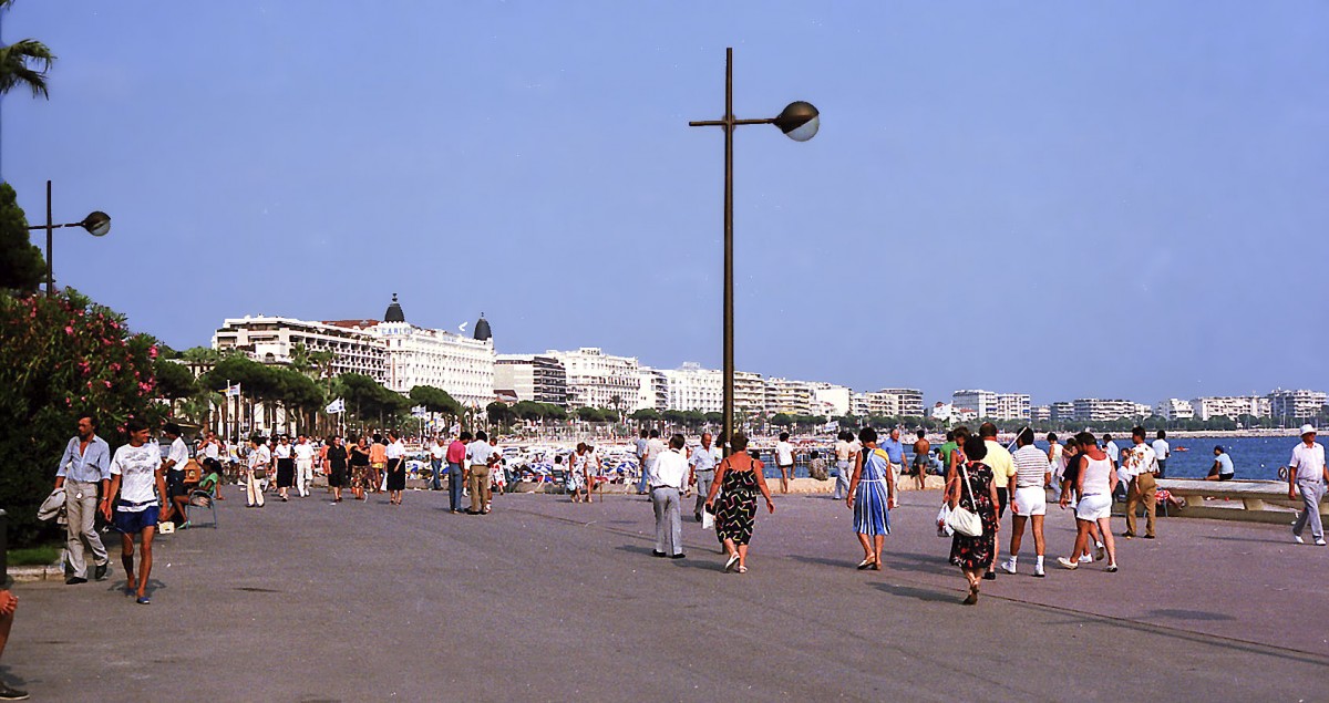 Boulevard de la Croisette in Cannes. Aufnahme: Juli 1986 (digitalisiertes Negativfoto).