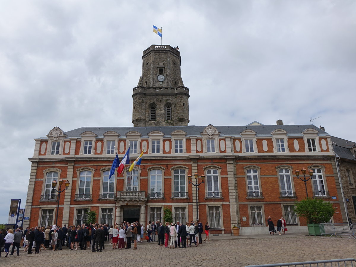 Boulogne-sur-Mer, Rathaus mit Bergfried, erbaut 1734 (14.05.2016)