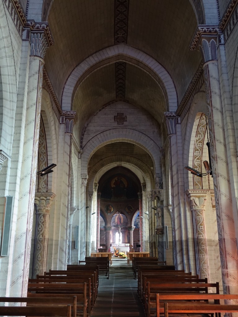 Bourbon-l´Archambault, Mittelschiff der Saint Georges Kirche (31.10.2015)