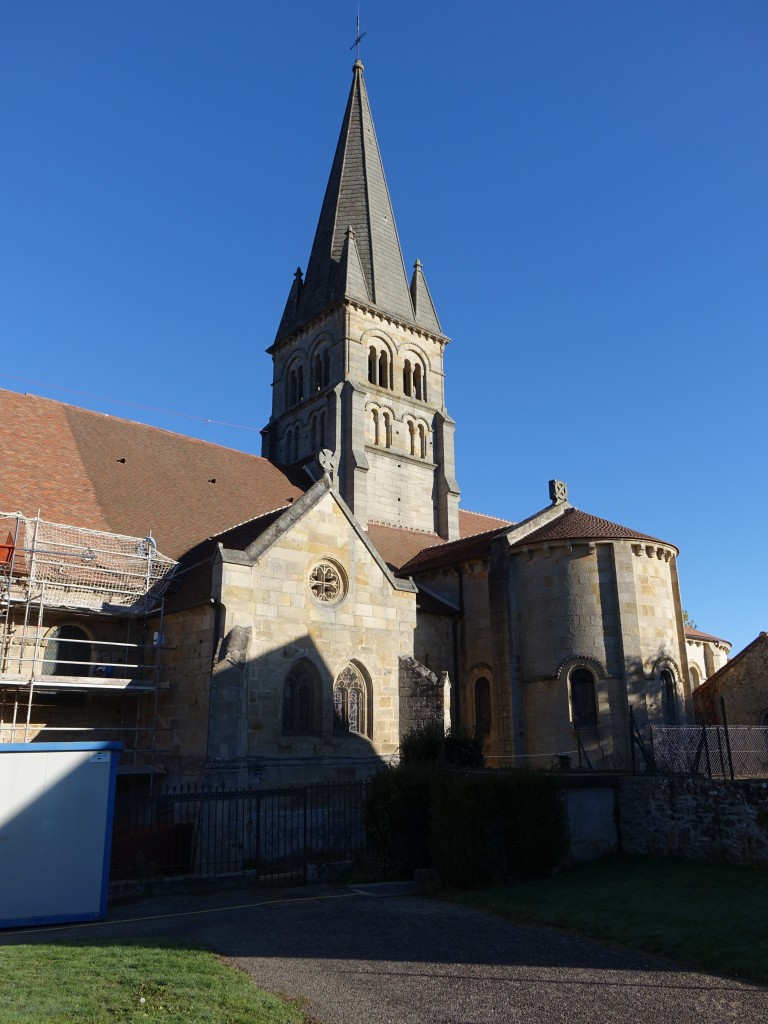 Bourbon-l`Archambault, Saint-Georges Kirche, erbaut im 12. Jahrhundert (31.10.2015)