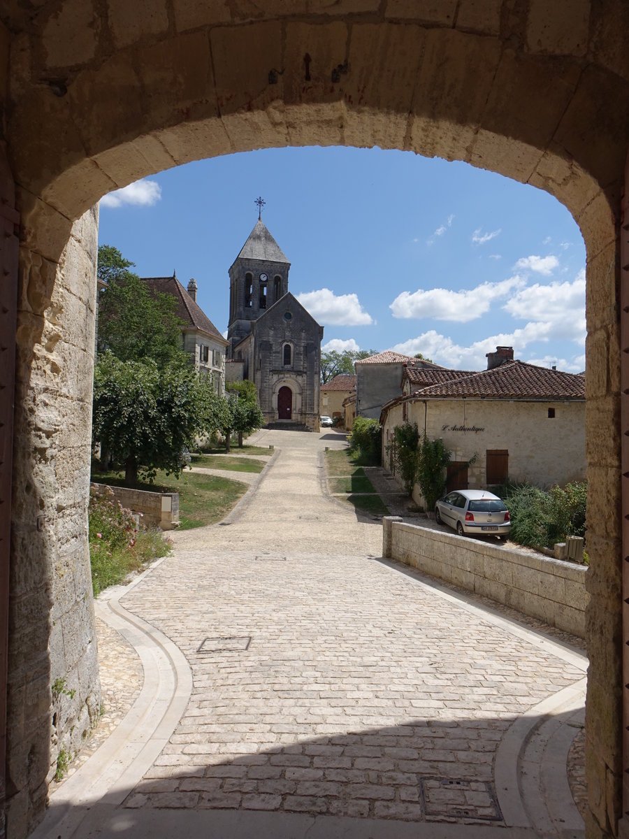 Bourdeilles, Blick durch das Burgtor auf die Saint-Pierre Kirche (23.07.2018)