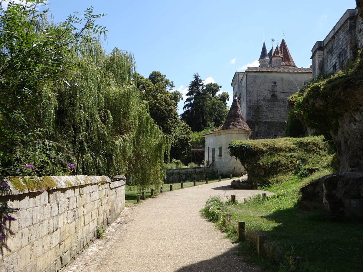 Bourdeilles, Palais Renaissance und Trme in der Rue du Vieux Moulin (23.07.2018)