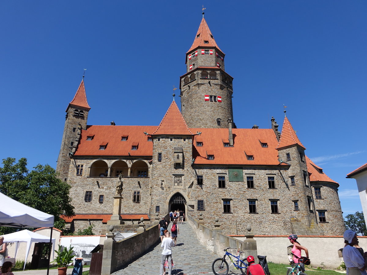 Bouzov / Busau, Renaissance Schloss, erbaut im 16. Jahrhundert, Umbau im Stil der romantischen Gotik von 1895 bis 1912 (01.08.2020) 