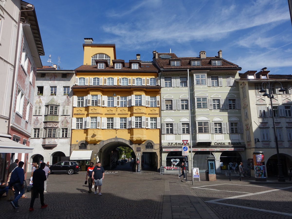 Bozen, historische Gebude am Rathausplatz (14.09.2019)