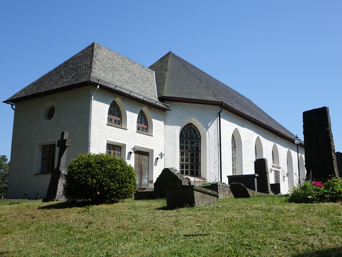 Brlanda, Ev. Kirche. Die Kirche besteht aus einem langgestreckten Haus mit dreiseitigen Schlieungen sowohl nach Osten als auch nach Westen. Der mittlere Teil stammt aus dem Mittelalter und in den 1560er Jahren wurde ein Waffenhaus hinzugefgt. Die Kirche wurde nach einem Brand im Jahr 1583 wieder aufgebaut. Sie wurde mehrmals umgebaut und im Osten des Jahres 1689 erweitert (30.05.2018)