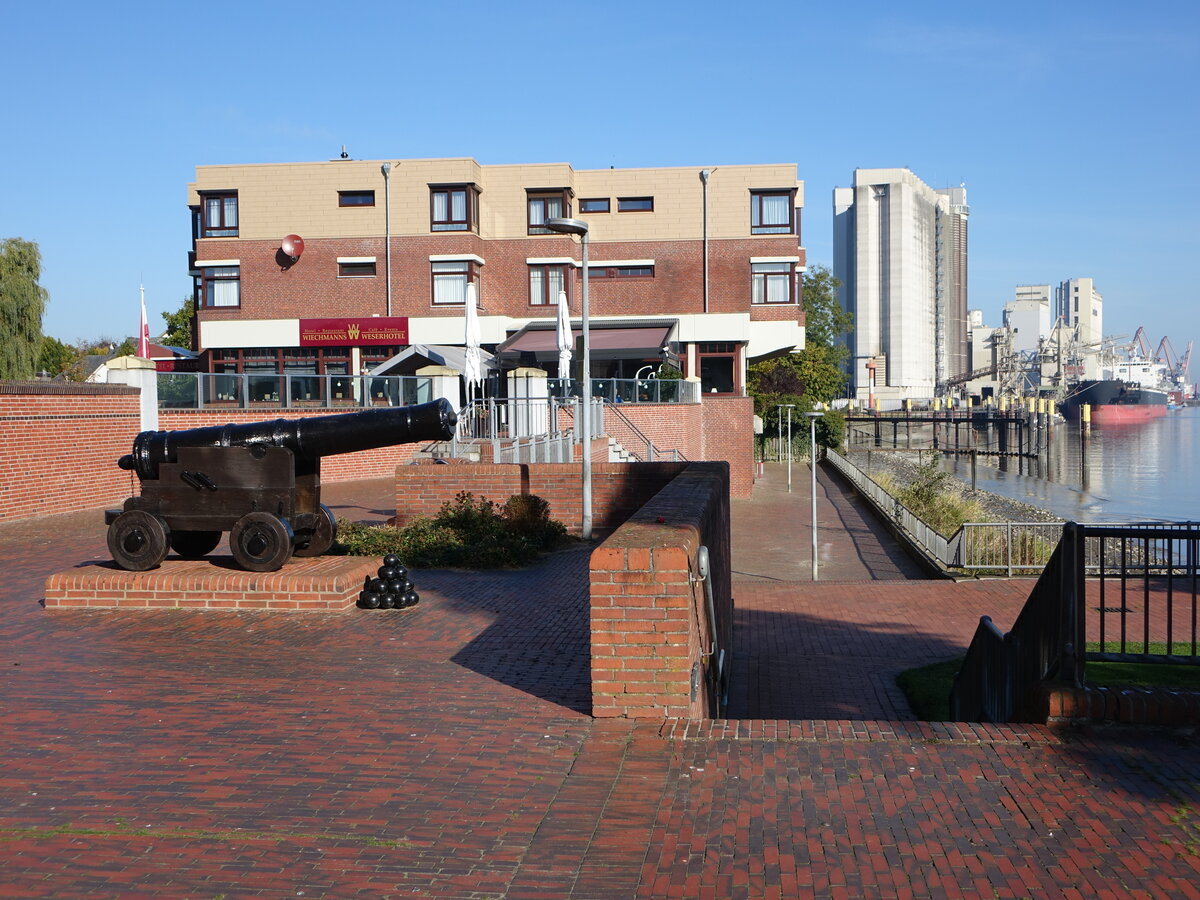 Brake, historische Kanone und Hotel Wiechmanns in der Kaje Strae (08.10.2021)