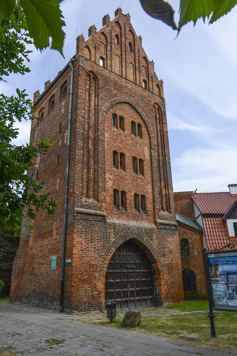 Brama Młyńska (Mhlentor) in Słupsk (Stolp) in Hinterpommern. Das sptgotische Tor ist eines der letzten Relikte aus dem spten Mittelalter in Stolp. Aufnahme: 20. August 2020.