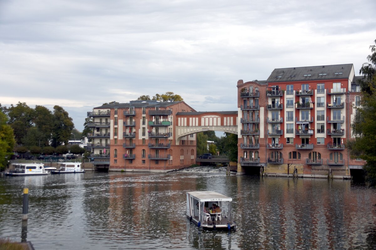 BRANDENBURG an der Havel, 29.09.2023, Blick von der BR�cke �ber den Domstreng auf die ehemalige Burgm�hle; das Geb�ude wurde bei einem Brand 2002 v�llig zerst�rt, wieder aufgebaut und enth�lt nun - h�chstwahrscheinlich nicht ganz preiswerte - Eigentumswohnungen