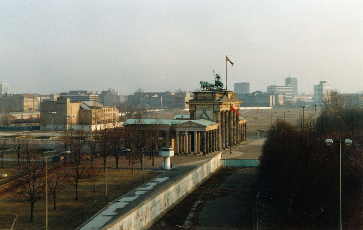 Brandenburger Tor und die Berliner Mauer vom Reichstag aus gesehen. Aufnahme: Mrz 1984 (digitalisiertes Negativfoto).