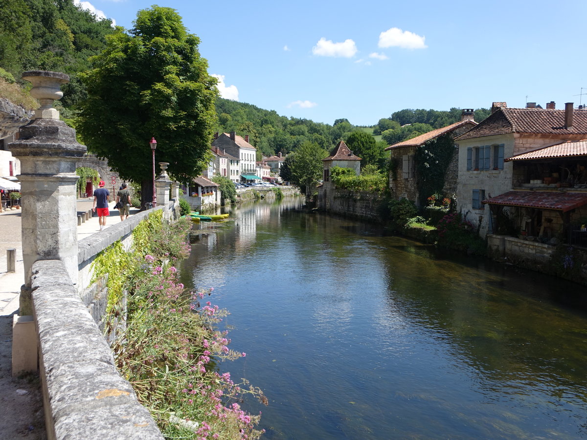 Brantome, historische Huser entlang des Fluss Dronne (23.07.2018)