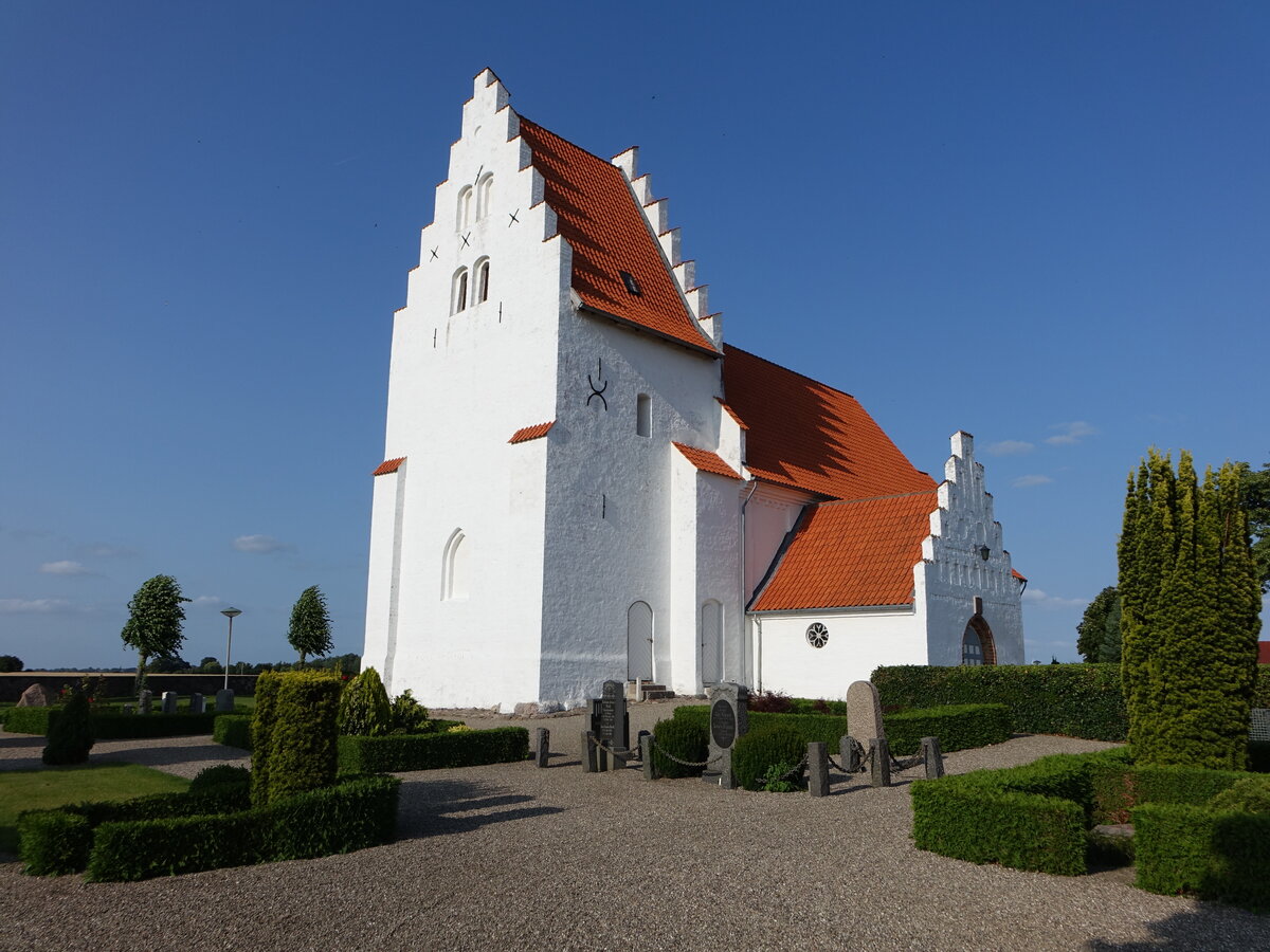Brarup, romanische Dorfkirche, erbaut im 13. Jahrhundert (18.07.2021)