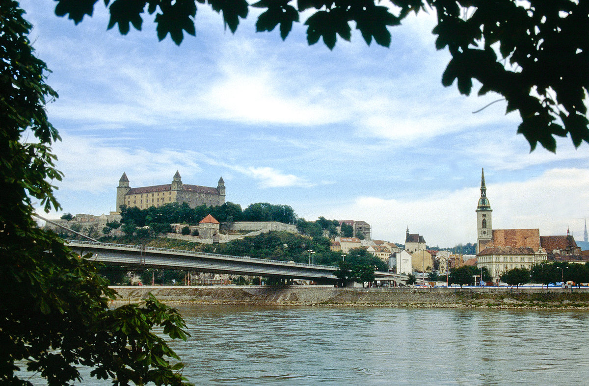 Bratislava und Donau- Bild vom Dia. Aufnahme: Juli 1990.