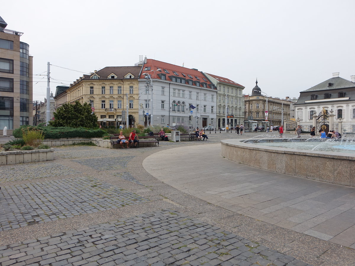 Bratislava, Gebude und Brunnen am Hodzovo Namesti (28.08.2019)