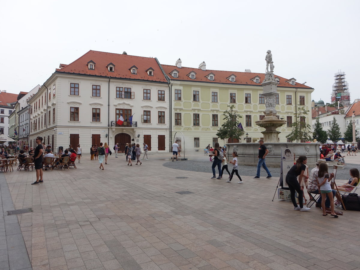 Bratislava, Hlavne Namesti mit franz. Botschaft (28.08.2019)