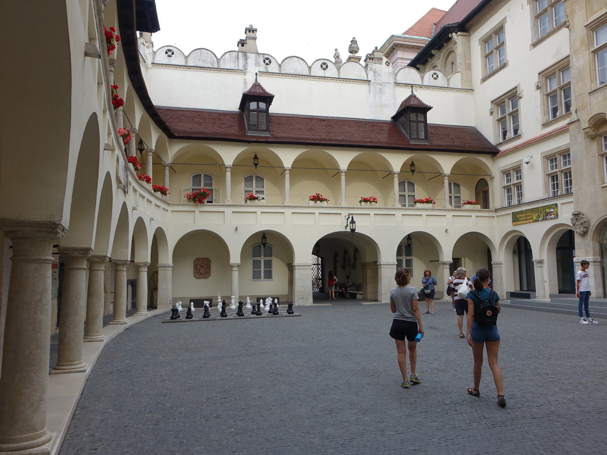 Bratislava, Innenhof des alten Rathaus, erbaut im 14. Jahrhundert (28.08.2019)