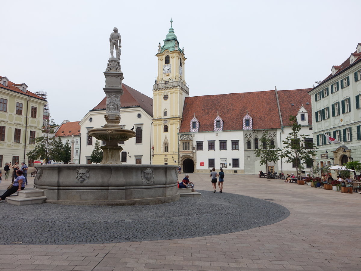 Bratislava, Maximilianbrunnen und Rathausturm am Hlavne Namesti (28.08.2019)