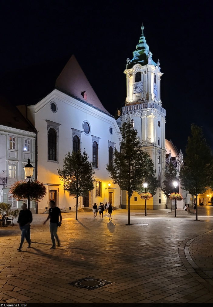 Bratislava (SK):
Der erleuchtete Turm des Alten Rathauses am Hauptplatz (Hlavn nmestie) zu fortgeschrittener Stunde.

🕓 25.8.2022 | 20:54 Uhr