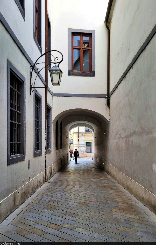 Bratislava (SK):
Die Altstadt zu Fu zu erkunden, macht wirklich Spa. Immer wieder entdeckt man neue Wege und Gassen, die mit ihrem Baustil und zahlreichen Lokalen einladen. Hier im Bilde die Podjazd zwischen den Straen Michalsk und Ventrsk.

🕓 25.8.2022 | 18:51 Uhr