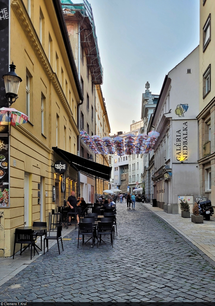 Bratislava (SK):
Die Nedbalova ulica wird von zahlreichen Regenschirmen berspannt. Dort befindet sich auch die Galria Nedbalka – eine Kunstgalerie.

🕓 25.8.2022 | 19:24 Uhr