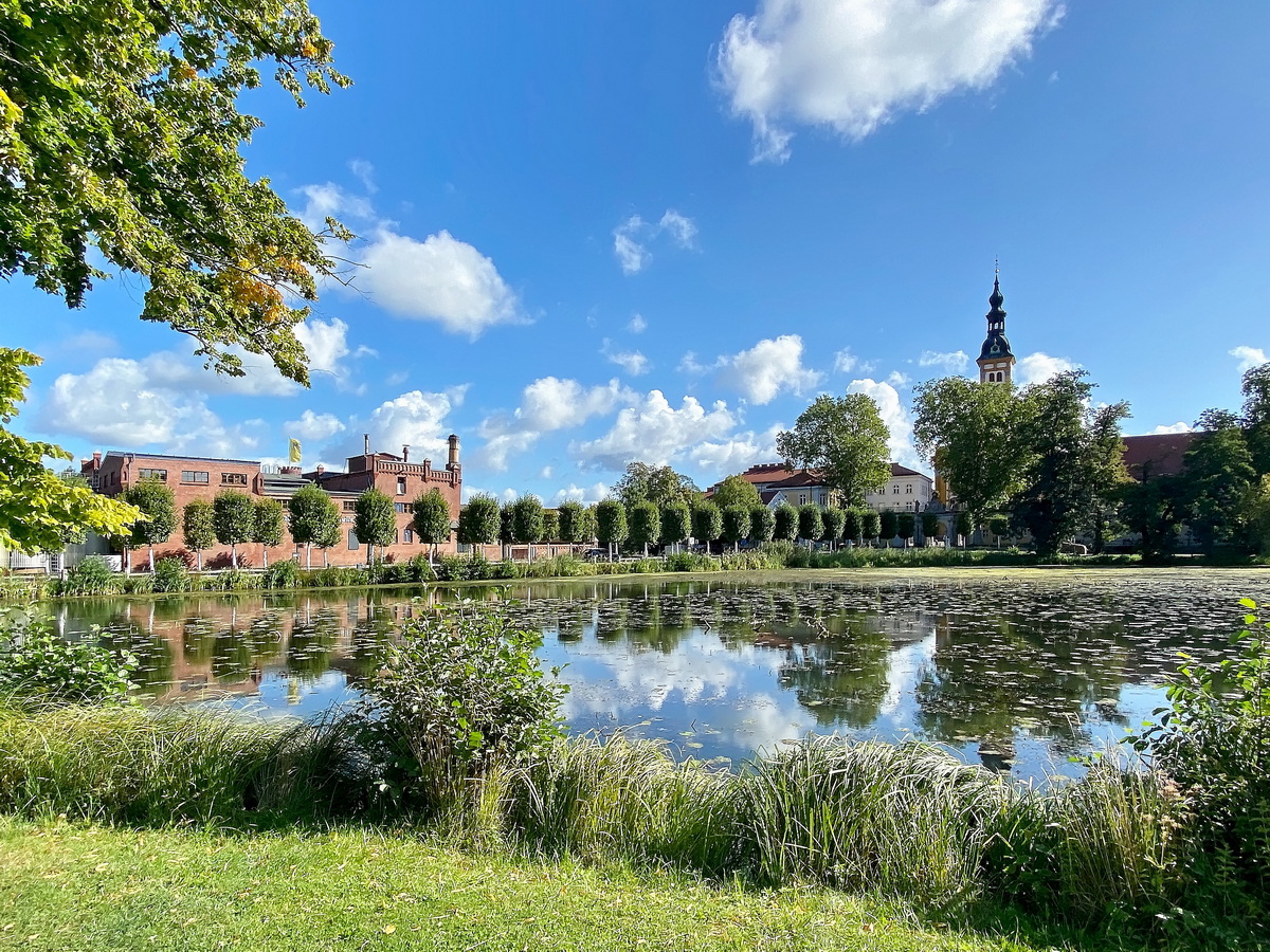 Brauerei und Klostergelnde in Neuzelle am Klosterteich, gesehen am 10. September 2020.