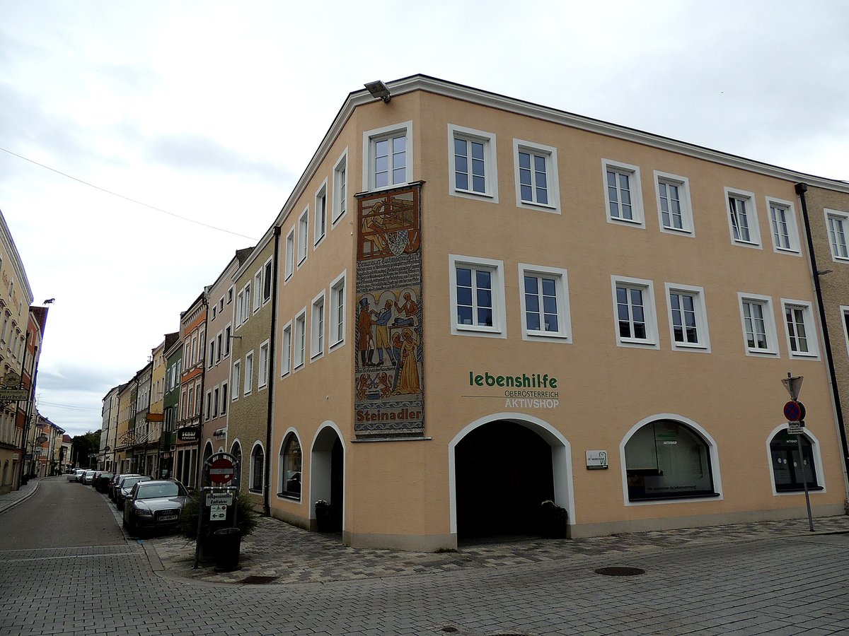 Braunau, Linzer-Strae mit Braunauer-Tuchmacherzunft; 140831