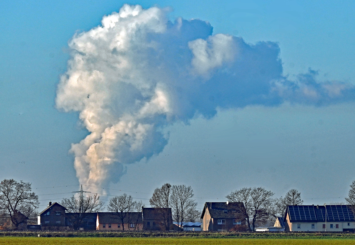 Braunkohlekraftwerk der RWE bei Weisweiler unter Volldampf - 12.12.2022