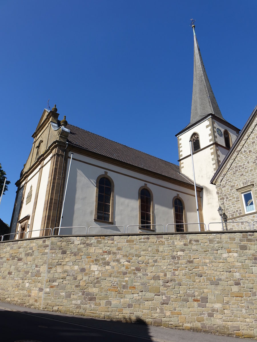 Brebersdorf, Pfarrkirche St. Peter, Saalbau mit eingezogenem Polygonalchor, erbaut von 1807 bis 1808 von Anton Wst (27.05.2017)