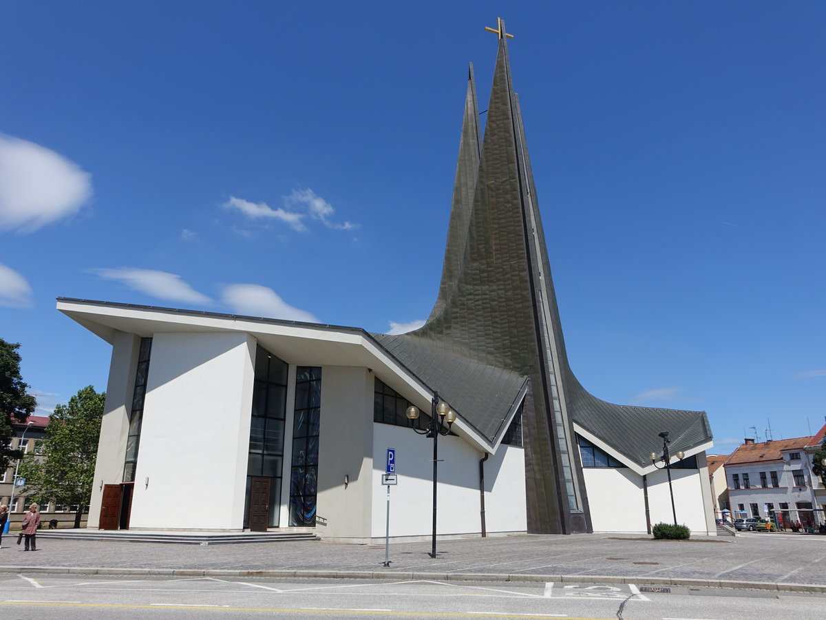 Breclav/ Lundenburg, moderne Pfarrkirche St. Wenzel, erbaut von 1992 bis 1995 durch den Architekten Ludwig Kolek (31.05.2019)
