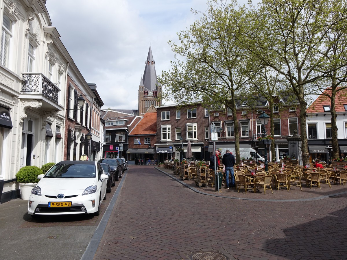 Breda, Ginnekenmarkt mit Turm der St. Laurentius Kirche (01.05.2015)