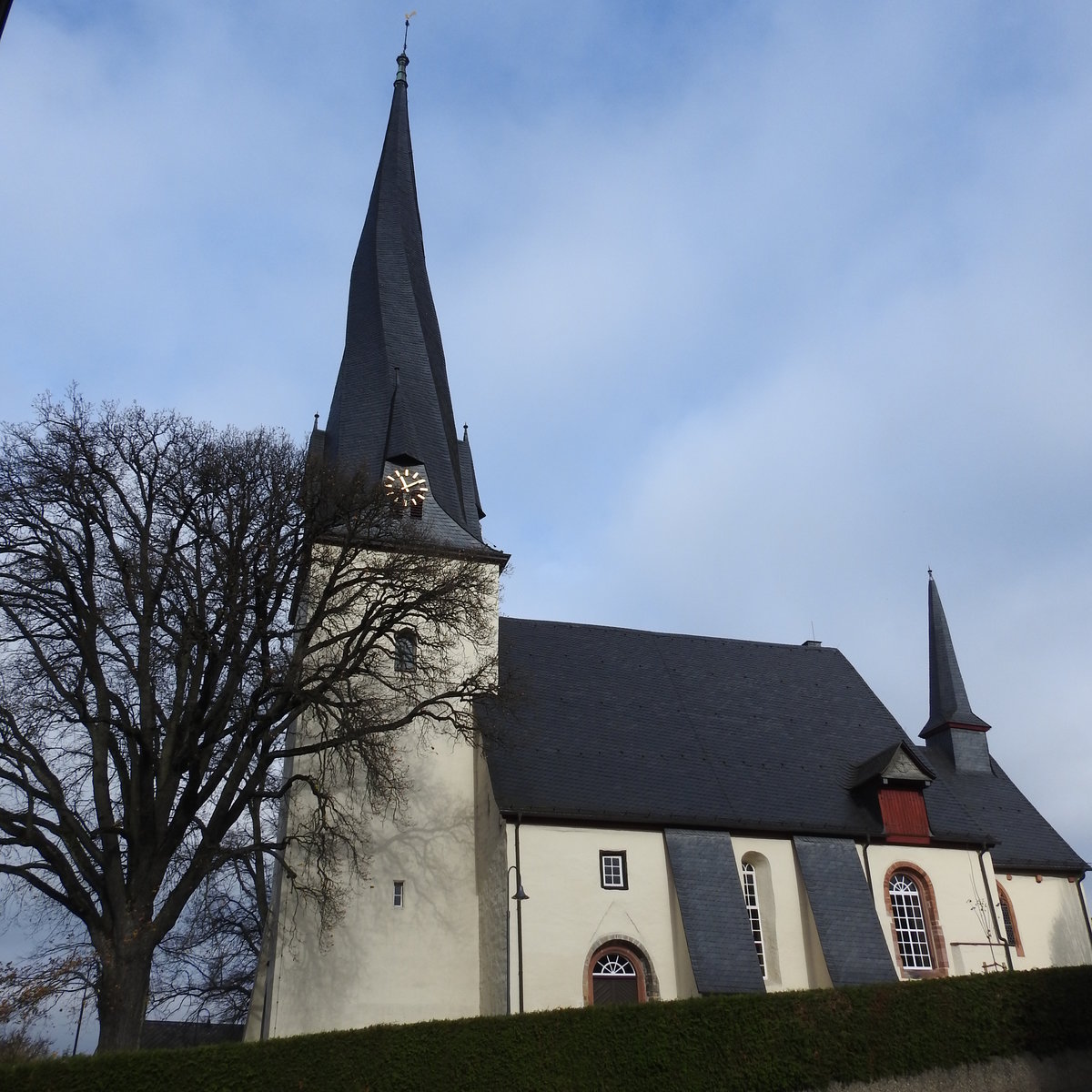 BREIDENBACH BEI BIEDENKOPF/HESSEN-EV. KIRCHE MIT  VERDREHTEM  TURM
Auf der Wegstrecke von DILLENBURG nach BIEDENKOPF/HESSEN stutzt man beim Durchfahren der Ortschaft
BREIDENBACH unwillkrlich beim Anblick des Turms der ev. Kirche,der eigentmlich  verdreht  erscheint....
Der achteckige,gewundene Turm der Kirche ist natrlich das Wahrzeichen des Ortes geworden-eine Bauform,
die es nur wenige Male in Deutschland gibt-aus der Seitenansicht ist die eigenartige Verkrmmung
besonders gut zu erkennen...
Ob es durch Feuchtigkeit und anschlieende Abtrocknung des Geblks entstand oder ob eine Absicht der
Erbauer dahinterstand- schwer zu erklren...
Auch das Innere der Mitte des 13. Jahrhunderts als sptromanische Wandpfeilerhalle erbauten Kirche ist
sehenswert: Das Altarkreuz mit Corpus,um 1300 gefertigt,ist ein besonderesKleinod,2 der 3 Glocken wurden
1454 und 1512 gegossen,die Orgel wurde 1768 vom Orgelbauer HEYNEMANN aus Gieen errichtet.....
ein ganz besonderes Gotteshaus,am 1.11.2017
Zusatz:hnlich verdrehte Kirchtrme findet man in MAYEN oder DSSELDORF(Basilika St. Lambertus)-vermutet
werden kann hier wohl,dass man beim Bau die zu hohen Kosten GUT abgelagerten Holzes vermied und die
Zimmerleute vermutlich viel zu frisches Holz verwendeten,das sich mit der Zeit verzog und mit der Zeit
so die gesamte Turmspitze verdrehte...vielleicht war das auch in BREIDENBACH der Fall.......