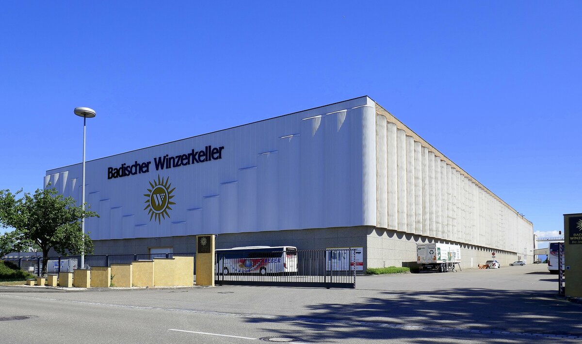 Breisach am Rhein, der Badische Winzerkeller, gegrndet 1952 von mehreren Winzergenossenschaften hat sich zu einer der grten Kellereien weltweit entwickelt, die Tankkapazitt betrgt 105 Millionen Liter, Aug.2025