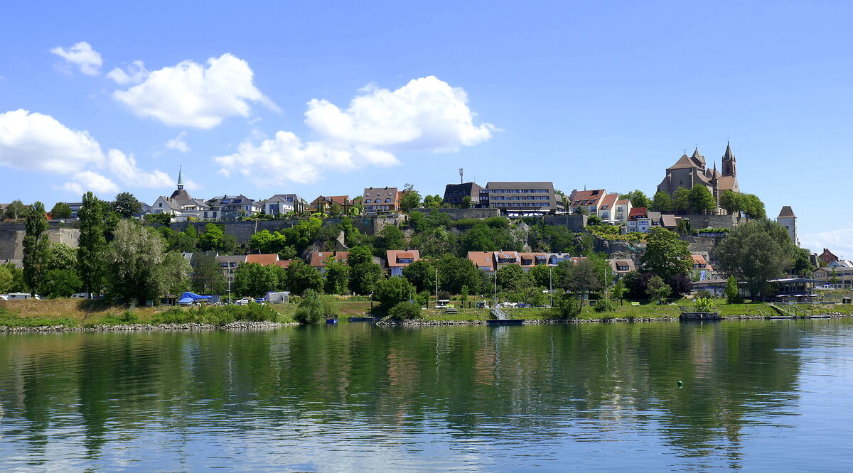 Breisach am Rhein, Blick vom Elser Ufer ber den Rhein auf den Mnsterberg, rechts das St.Stephan Mnster, Juni 2022