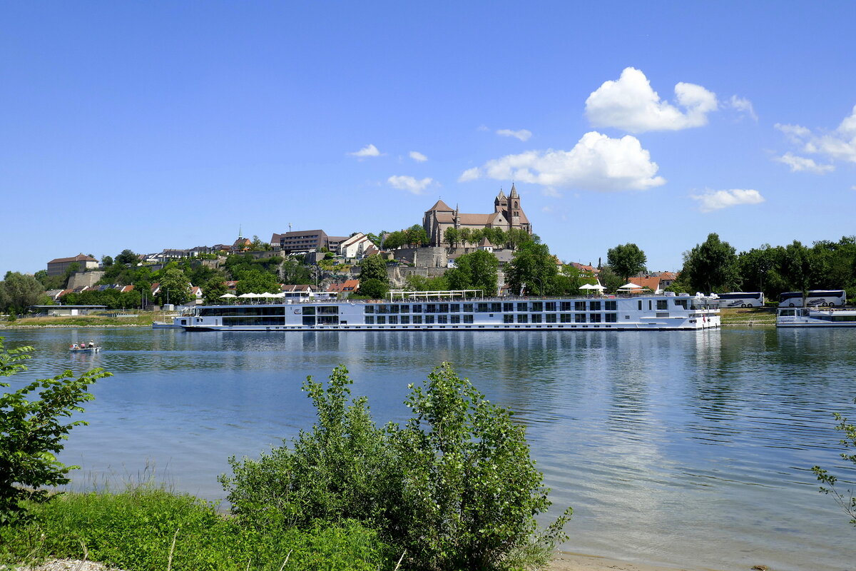 Breisach am Rhein, Blick über den Rhein mit dem Anleger für Flußkreuzfahrtschiffe auf den Münsterberg mit dem St.Stephan-Münster, Juni 2022