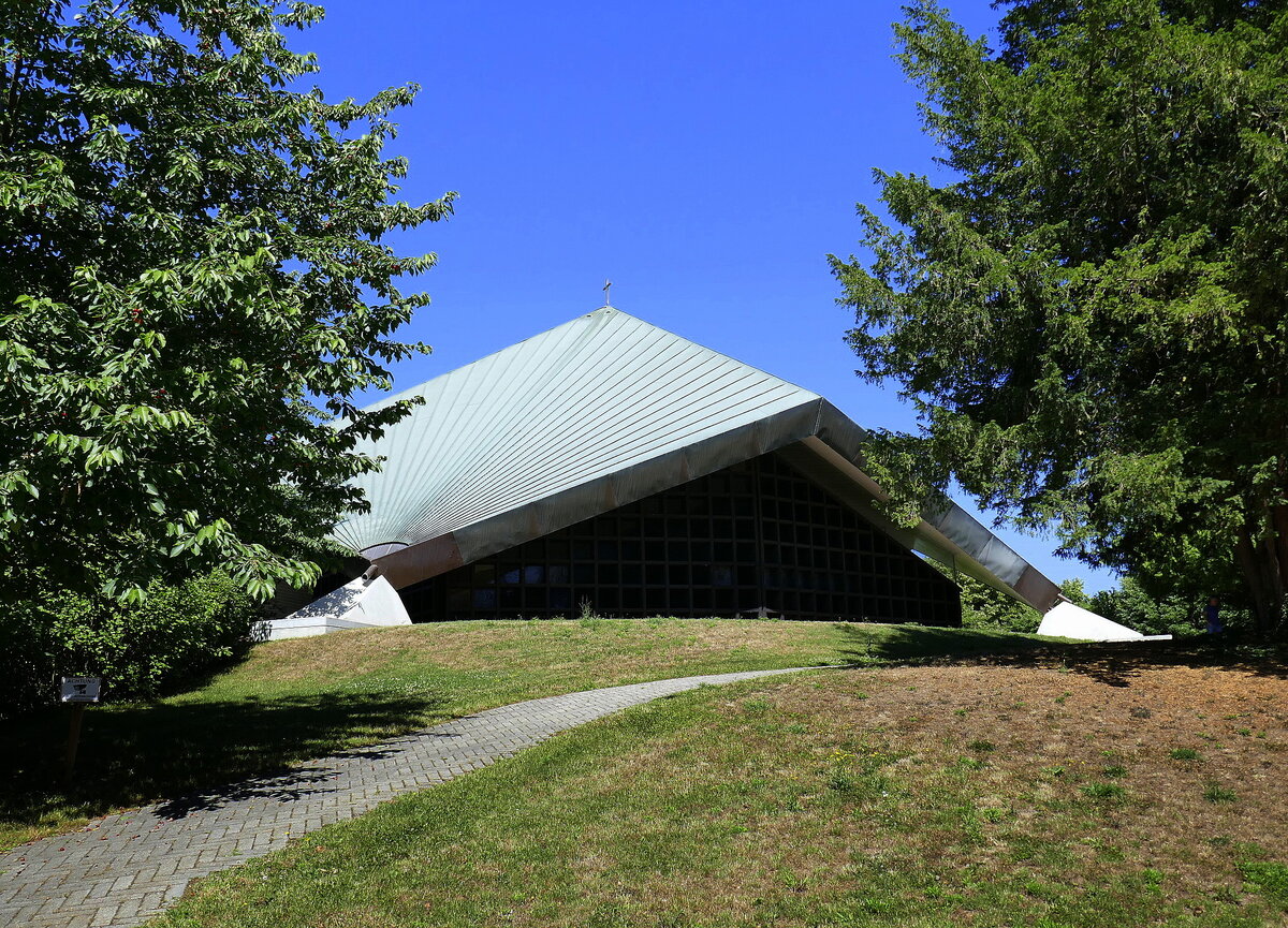 Breisach am Rhein, die evangelische Martin-Bucer-Kirche, 1968 eingeweiht, Juni 2022