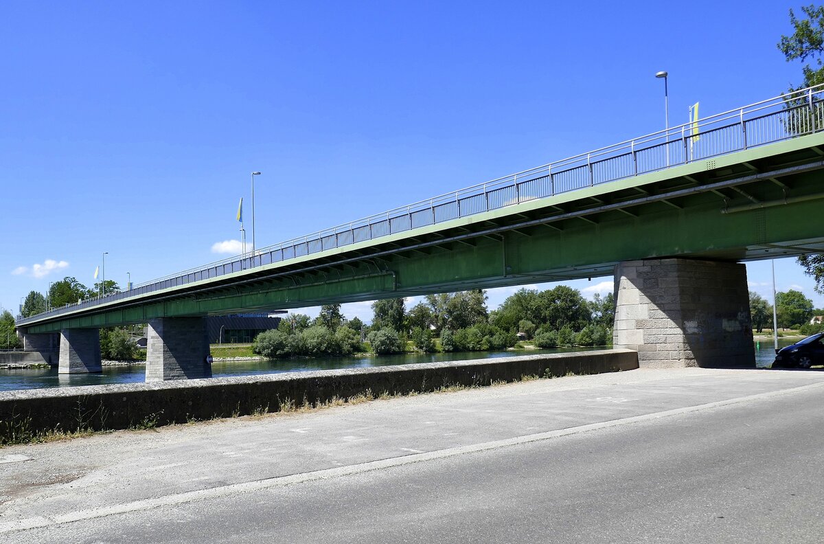 Breisach am Rhein, die Straenbrcke B31 berquert den Rhein und  schafft die Verbindung zum Elsa, Juni 2022