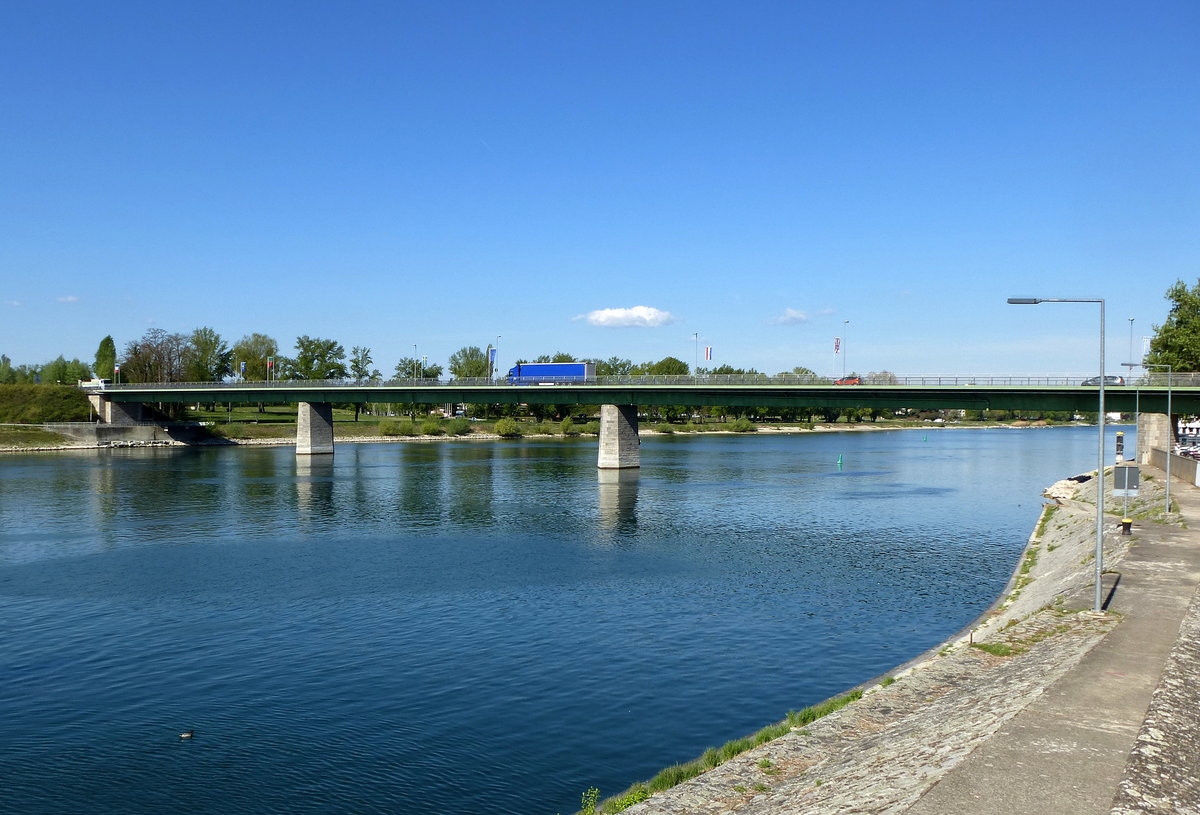 Breisach, die B31 berquert auf dieser Straenbrcke den Altrhein, der Grenzverlauf zu Frankreich befindet sich in der Brckenmitte, April 2017